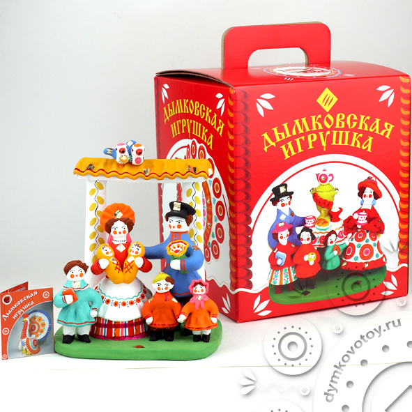 Композиция "Семья у ворот"